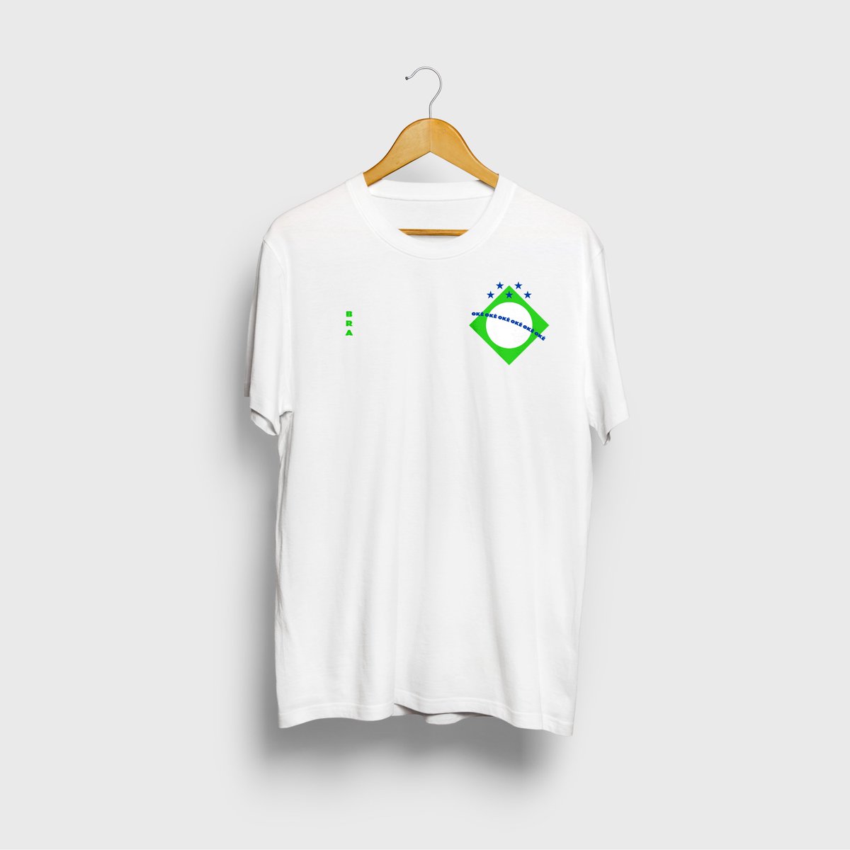 heystella's tweet photo. Olha eu aqui novo inventando moda. Tanta gente me pediu uma camiseta pra Copa, então vamo que vamo! R$ 55,00 no esquema de sempre. Tô fazendo novamente por demanda. Recebendo pedidos até quarta de manhã, ok? Xêro! https://t.co/AiEKlvdZHY