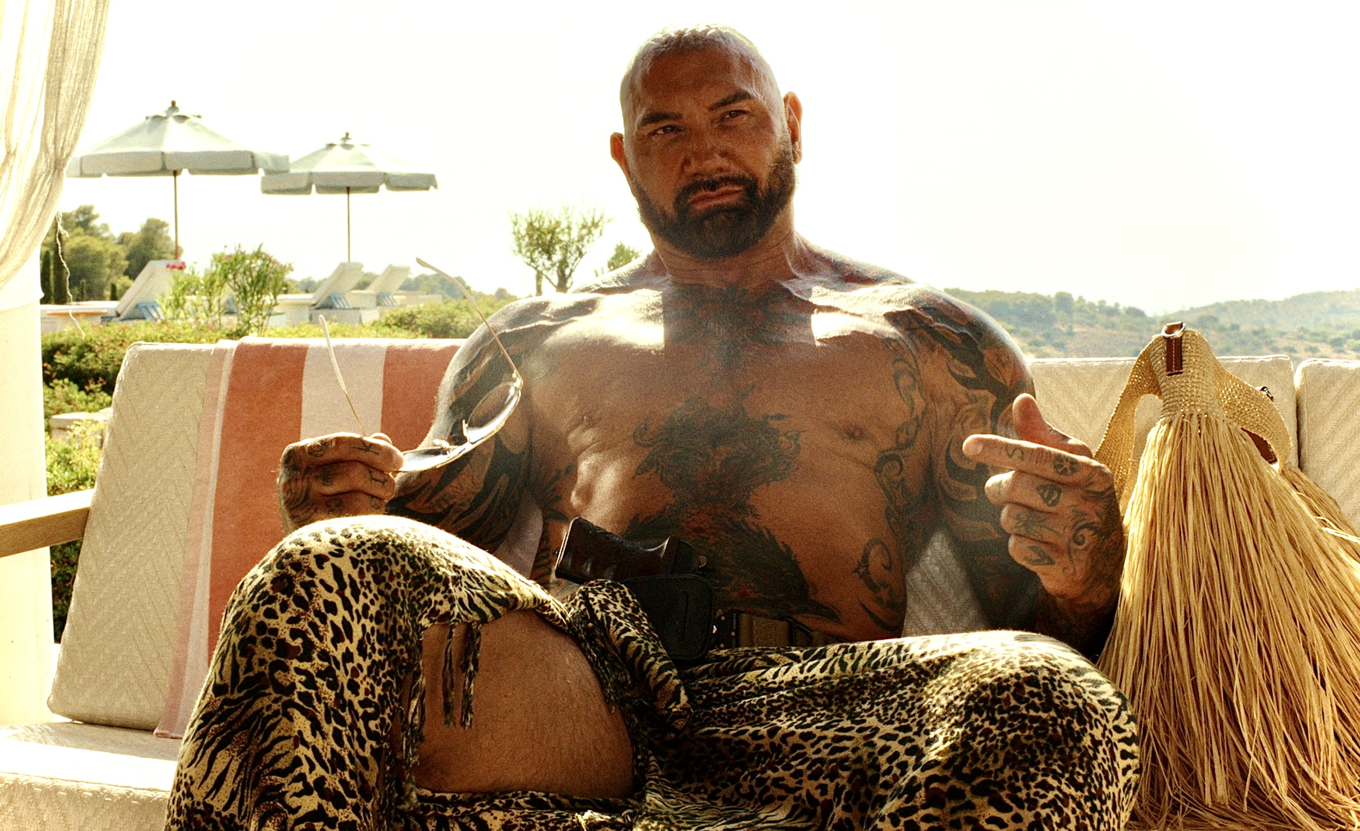 Glass onion: a knives out mystery, 2022. Glass onion: a knives out mystery, 2022. Достать ножи 2: стеклянная луковица (2022). Дэниел крейг детектив. Достать ножи 2 стеклянный.