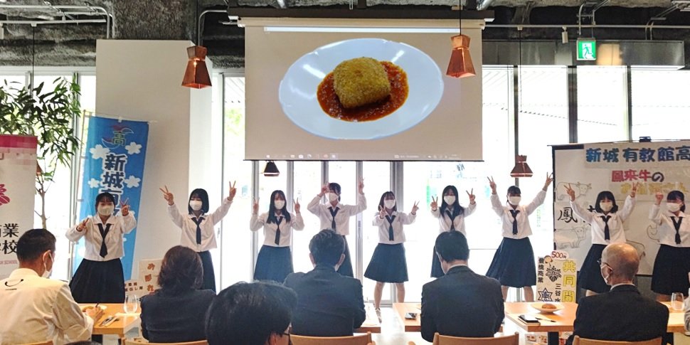 toyoshokoushiki's tweet photo. 『第2回いなり寿司甲子園』(令和4年10月22日)に参加し、最優秀賞をいただきました。
3年生総合ビジネス科「課題研究」PHLAB講座の生徒たちは昨年の雪辱を見事にはらし、素晴らしい成果を収めてくれました。生徒たち、おめでとう!!
#豊橋商業 #豊商 #課題研究 #PHLAB #松屋 #いなり寿司甲子園 https://t.co/uoWo3Bp0ln
