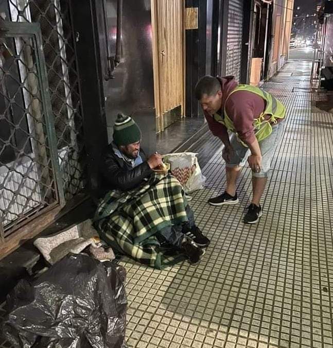 SABÍA QUE IBAN A VENIR... dijo Edgardo.
Había caminado todo el día buscando hacer el mango, la diferencia, pero hoy no tuvo suerte.😔
Edgardo es consciente, no está perdido, aún. 
Estamos a tiempo de rescatarlo de esa vida, de cambiar su destino.💜
SUMATE COMO VOLUNTARIO 💪