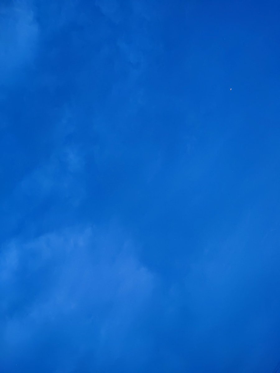 Empieza a caer la noche y aparece el primer lucero, una noche sin luz, donde la luna posa su brillo, estoy en medio del pueblo, pero el sonar de los grillos y las chicharras hacen sentir que estoy en medio de la naturaleza.