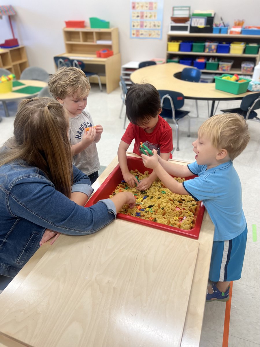 Linc_R3's tweet photo. The #subspotlight moves to our paraprofessional substitutes today. Shout out to Cierra Zwicky who supports our ECEC Ducks and @ECEClatchkey! #proud2br3 #RIIICares https://t.co/FrAWkwEDSE https://t.co/r4jo4L6Ipe