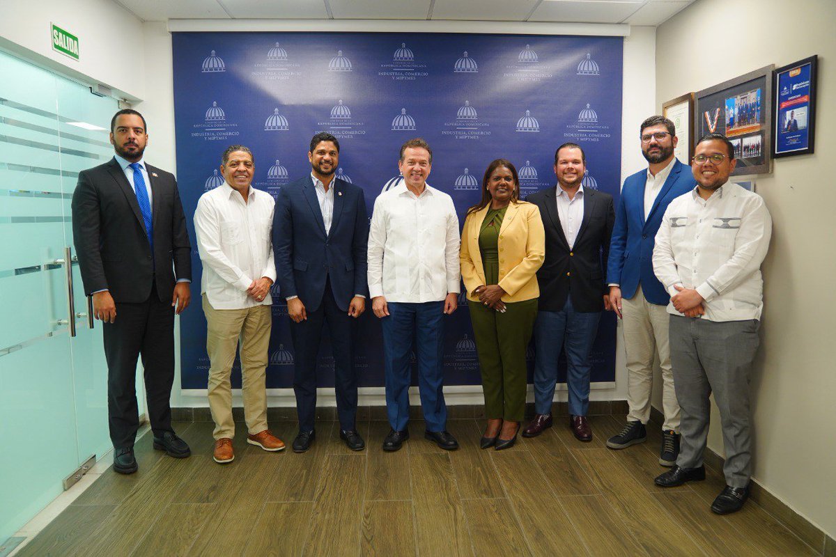 Para conversar sobre el Proyecto de Ley que crea la Zona Especial de Desarrollo Logístico e Industrial (Corredor Logístico e Industrial 6 de noviembre) en San Cristóbal, sostuvimos un encuentro con los diputados <a href="/gustavolaras1/">Gustavo Lara Salazar</a>, <a href="/orlandojorgev/">Orlando Salvador Jorge Villegas 🇩🇴</a>, <a href="/frankjpaulino/">Frank Paulino</a> y Margarita Tejeda.