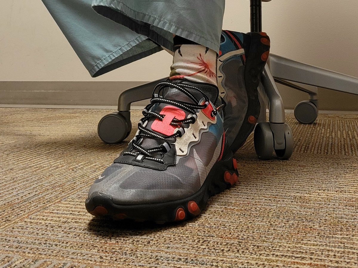 givn2sin's tweet image. Everybody on here knows the beasts are those calves, man! 💪🏽😉
I'll tame the rest of the beasts with my hibiscus socks.
#KOTD = #ReactElement87
#SNKRSKickCheck
No, #YOURSneakersAreDope
#SNKRSandScrubs