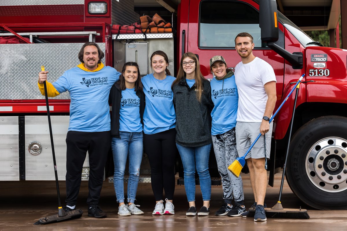 ETBU's tweet photo. ETBU students united this past weekend to serve in multiple locations across the Marshall community as part of The ETBU Baptist Student Ministry's Serve-Out Saturday. We love seeing Tigers serve our city! #EnhancingCommunity https://t.co/oEmYyaOIDc