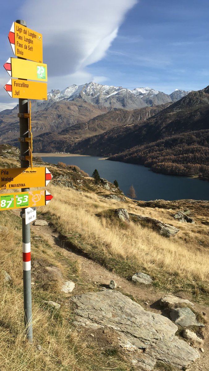 Via Alpina im Engadin. Traumhaft ist es hier in Graubünden und gar nicht gruselig zu Halloween :-). Übrigens: Das Engadin ist ein Hochtal und zugleich eines der höchstgelegenen bewohnten Täler Europas.