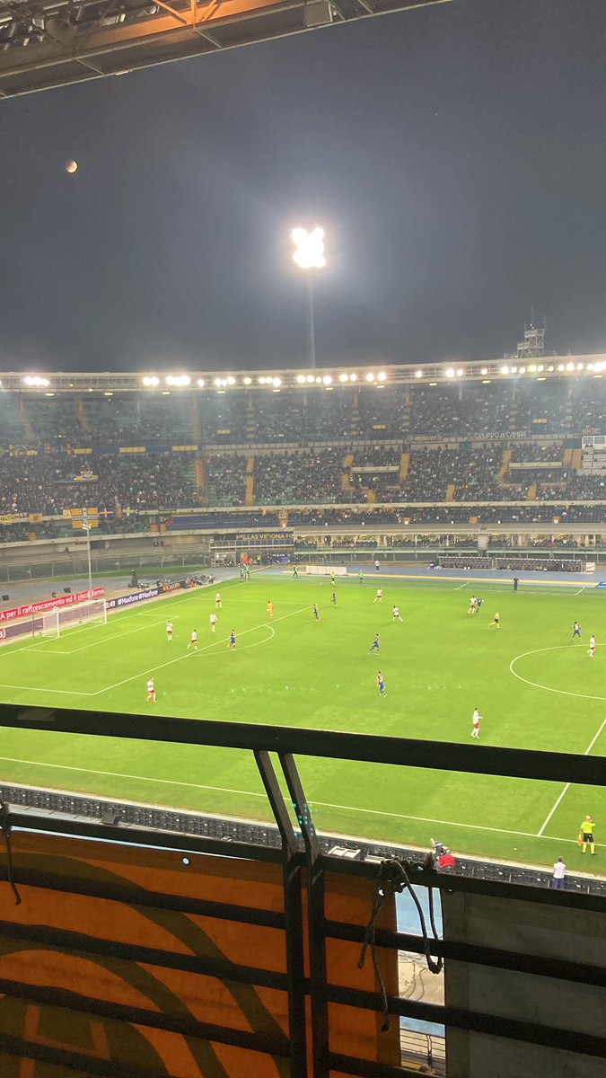 Forza <a href="/HellasVeronaFC/">Hellas Verona FC</a> 💛💙 è iniziato il secondo tempo, nonostante i #gialloblu in 10, mi pare che la #Roma non riesca a costruire molto. #veronaroma