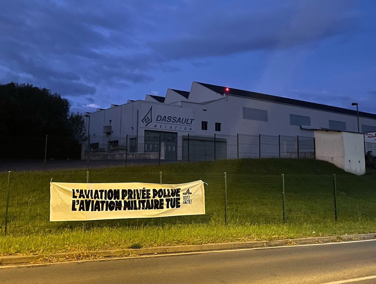 xutigazte's tweet photo. 🎯 Gure lurrak eta gure bizitzak suntsitzen dituzten enpresak salatu ditugu.

Burger King, Enedis, Dassault Aviation, Bouygues… utzi amalurra kutsatzeari!

Nous dénonceons les entreprises qui polluent notre planète. https://t.co/SWl5GwWjie