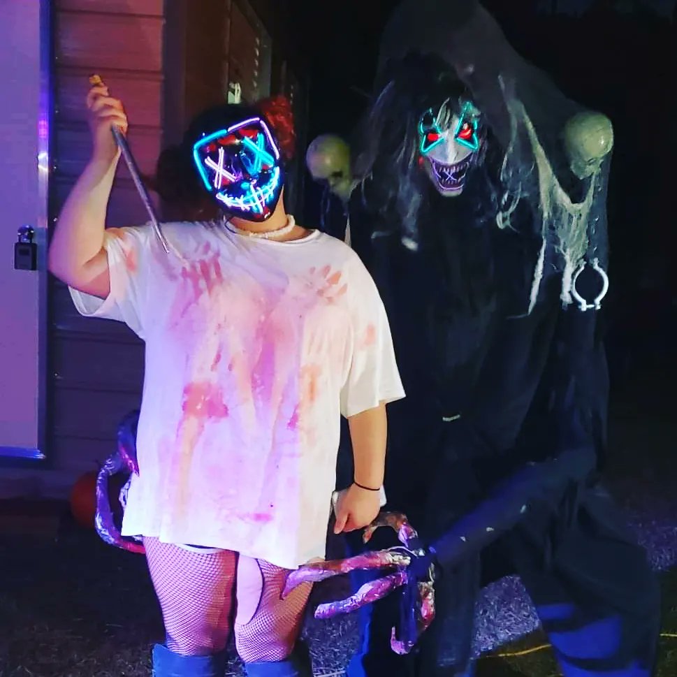 _RealFruitNinja's tweet photo. Fun fact, roughly 40 bucks on materials and 4 days of an undisclosed dark side of a creative mind, I've managed to conjure an 11 foot entity... Everyone meet "The Demon From O-Block" Happy Halloween. https://t.co/jOorsB4ysc