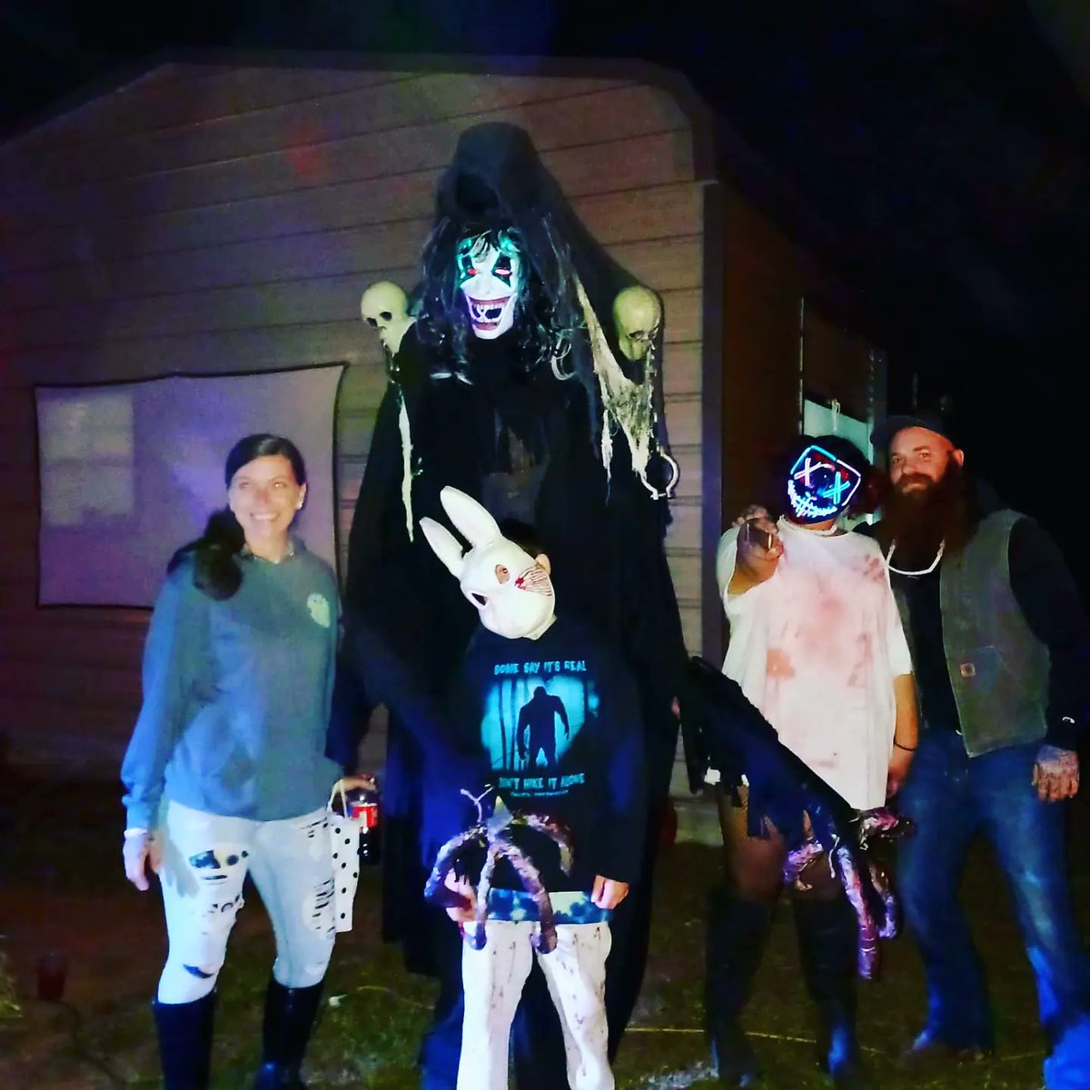 _RealFruitNinja's tweet photo. Fun fact, roughly 40 bucks on materials and 4 days of an undisclosed dark side of a creative mind, I've managed to conjure an 11 foot entity... Everyone meet "The Demon From O-Block" Happy Halloween. https://t.co/jOorsB4ysc