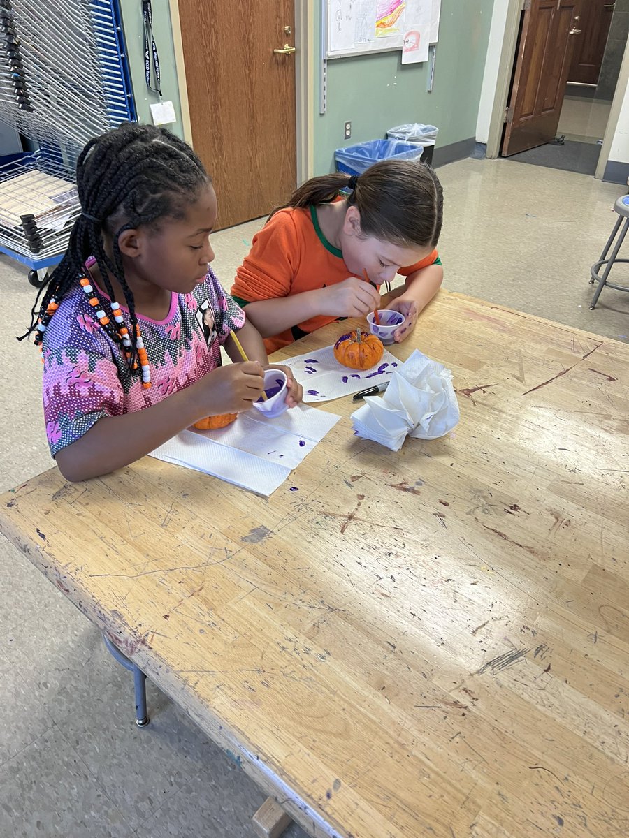 LibEricksen's tweet image. Today Ms. Pakusch and I combined some our art and library classes for some festive fall fun! The kids loved painting mini pumpkins. 🎃 #fallfun #pumpkinpainting @HammondTerrilyn @ms_pakusch @RCSDsch5 @NYBookDr