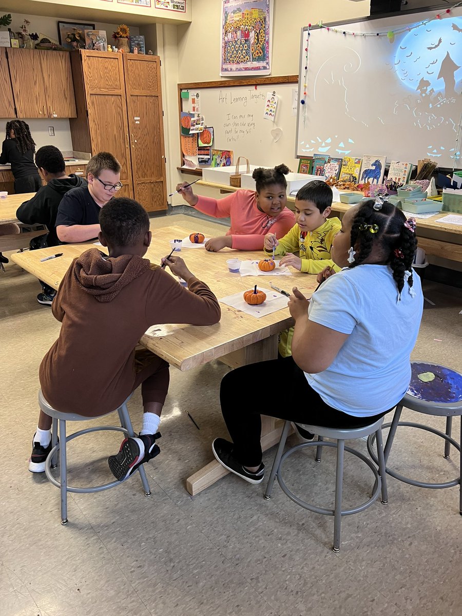 LibEricksen's tweet image. Today Ms. Pakusch and I combined some our art and library classes for some festive fall fun! The kids loved painting mini pumpkins. 🎃 #fallfun #pumpkinpainting @HammondTerrilyn @ms_pakusch @RCSDsch5 @NYBookDr