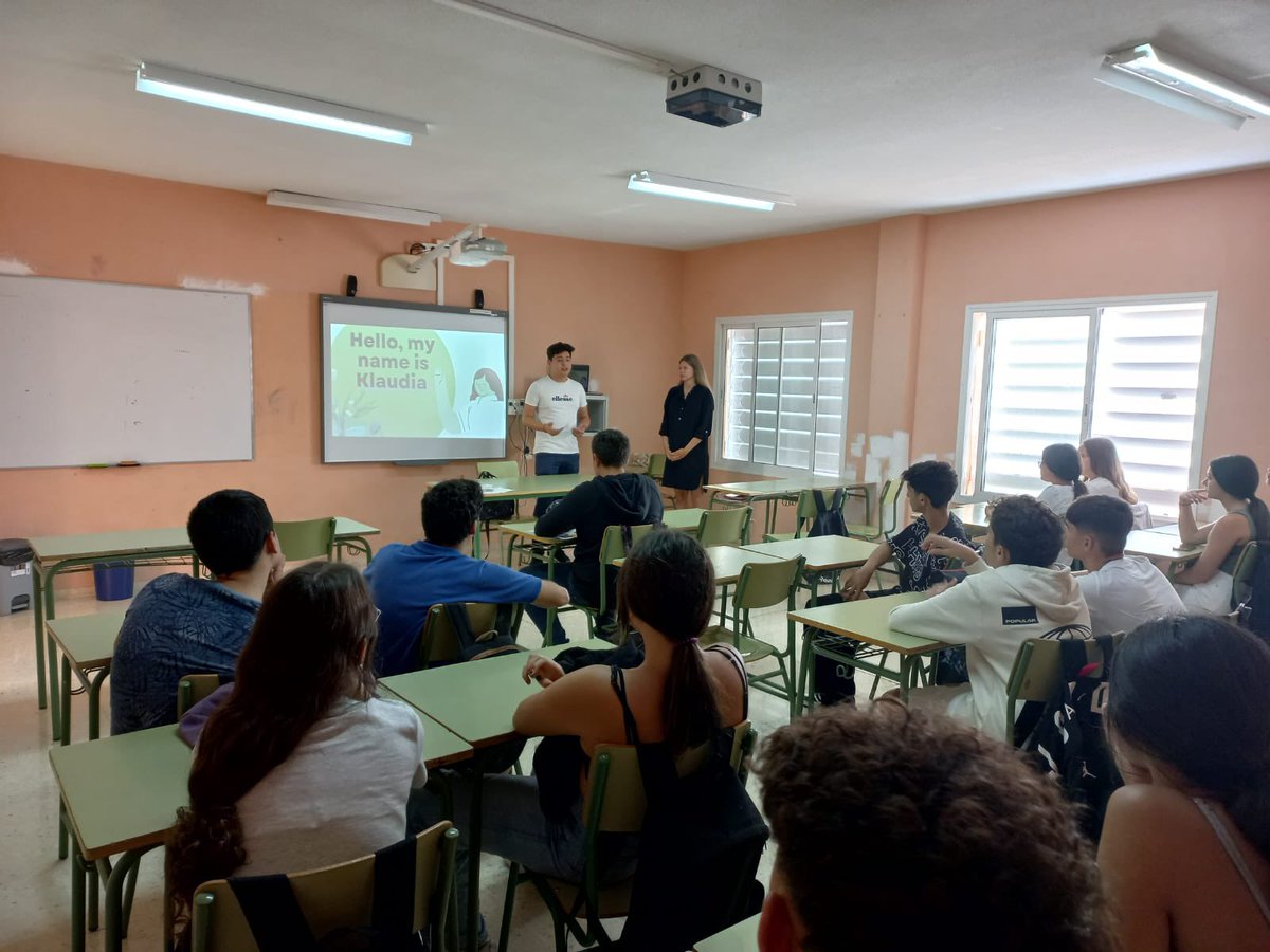 IESLomoH's tweet photo. El día no acaba y el alumnado de la ESO recibe a los chicos y chicas que han venido de Erasmus para realizar una inmersión lingüística en inglés al que probar un enyesque de productos típicos canarios.
#educación #Erasmus #ESO #alumnado #enyesque #IESLomodeLaHerradura https://t.co/SU8BxmHrpc