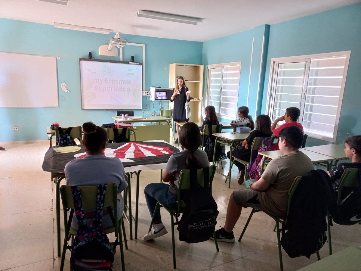 IESLomoH's tweet photo. El día no acaba y el alumnado de la ESO recibe a los chicos y chicas que han venido de Erasmus para realizar una inmersión lingüística en inglés al que probar un enyesque de productos típicos canarios.
#educación #Erasmus #ESO #alumnado #enyesque #IESLomodeLaHerradura https://t.co/SU8BxmHrpc