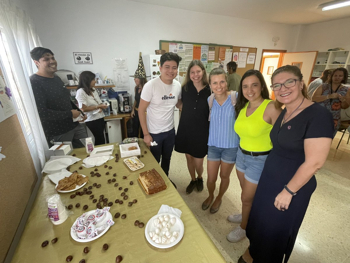 IESLomoH's tweet photo. El día no acaba y el alumnado de la ESO recibe a los chicos y chicas que han venido de Erasmus para realizar una inmersión lingüística en inglés al que probar un enyesque de productos típicos canarios.
#educación #Erasmus #ESO #alumnado #enyesque #IESLomodeLaHerradura https://t.co/SU8BxmHrpc