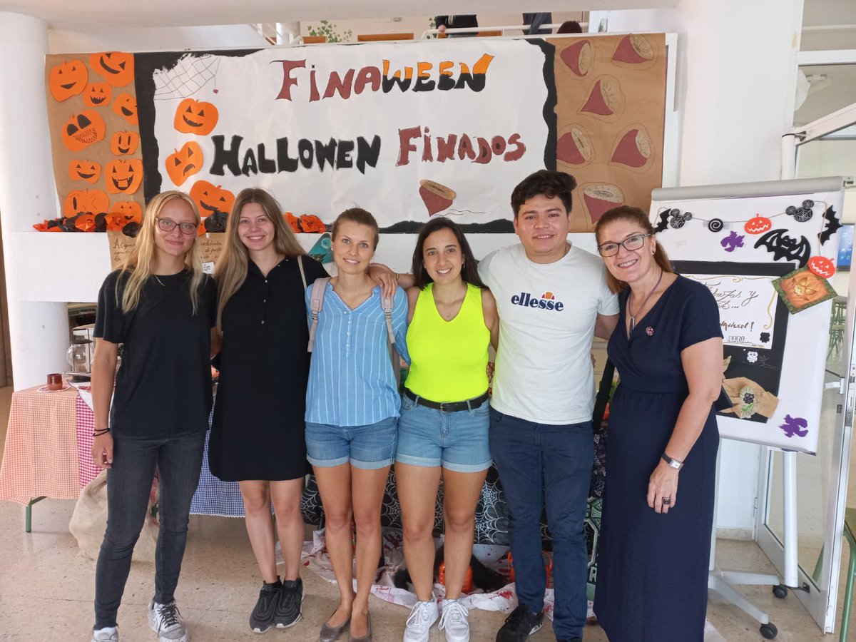 IESLomoH's tweet photo. El día no acaba y el alumnado de la ESO recibe a los chicos y chicas que han venido de Erasmus para realizar una inmersión lingüística en inglés al que probar un enyesque de productos típicos canarios.
#educación #Erasmus #ESO #alumnado #enyesque #IESLomodeLaHerradura https://t.co/SU8BxmHrpc