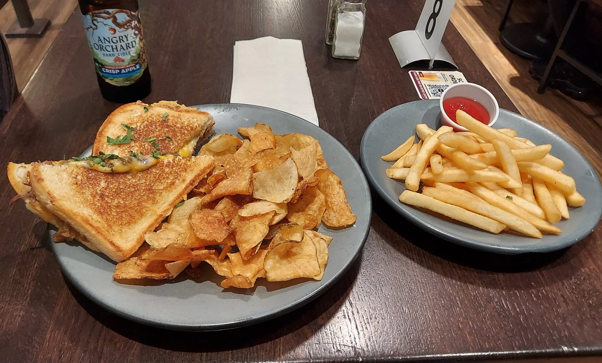 Punk309's tweet photo. You can find good airline food. Just have to look hard enough. https://t.co/YncVF0FAjQ