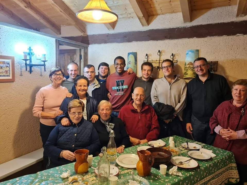 archiValladolid's tweet photo. El rector del Seminario de #Valladolid, Fernando Bogónez, y los seminaristas mayores se acercaron este fin de semana a conocer la realidad eclesial de la localidad de #Corcos. https://t.co/Z1D8F8FbLw