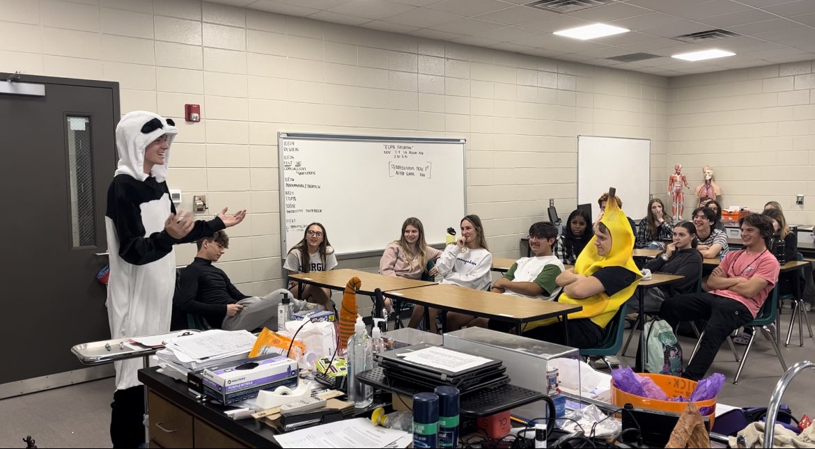 When you mix a communication standard and Halloween you get… Halloween charades! @BivinsMiller #allthepumpkins #communicationiskey
