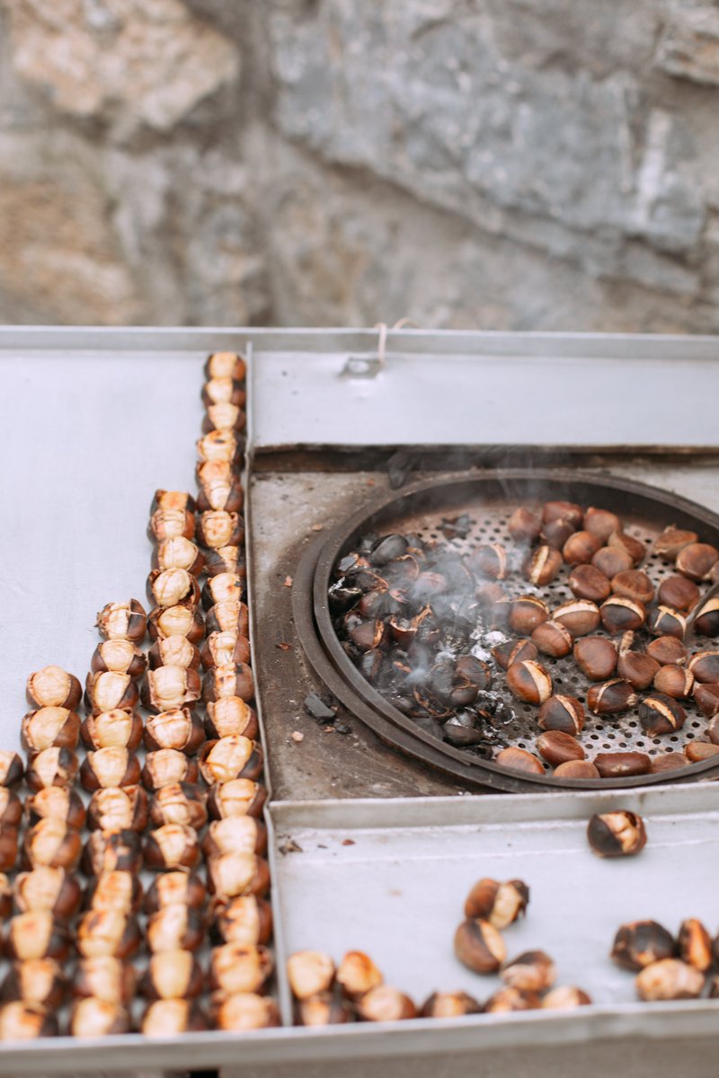 TMBinfo's tweet photo. Tant si ets més de #Castanyada🌰 o de #Halloween🎃, et desitgem que acabis de passar un bon dilluns.
#Tanquem per avui, ens llegim dimecres. 😇💤 https://t.co/2XvPlnrPuR