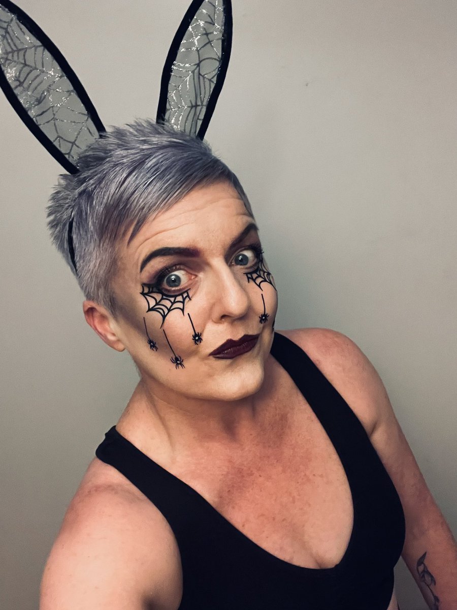Menacing Pole Bunny for the evening’s class 🕷🕸🕷
