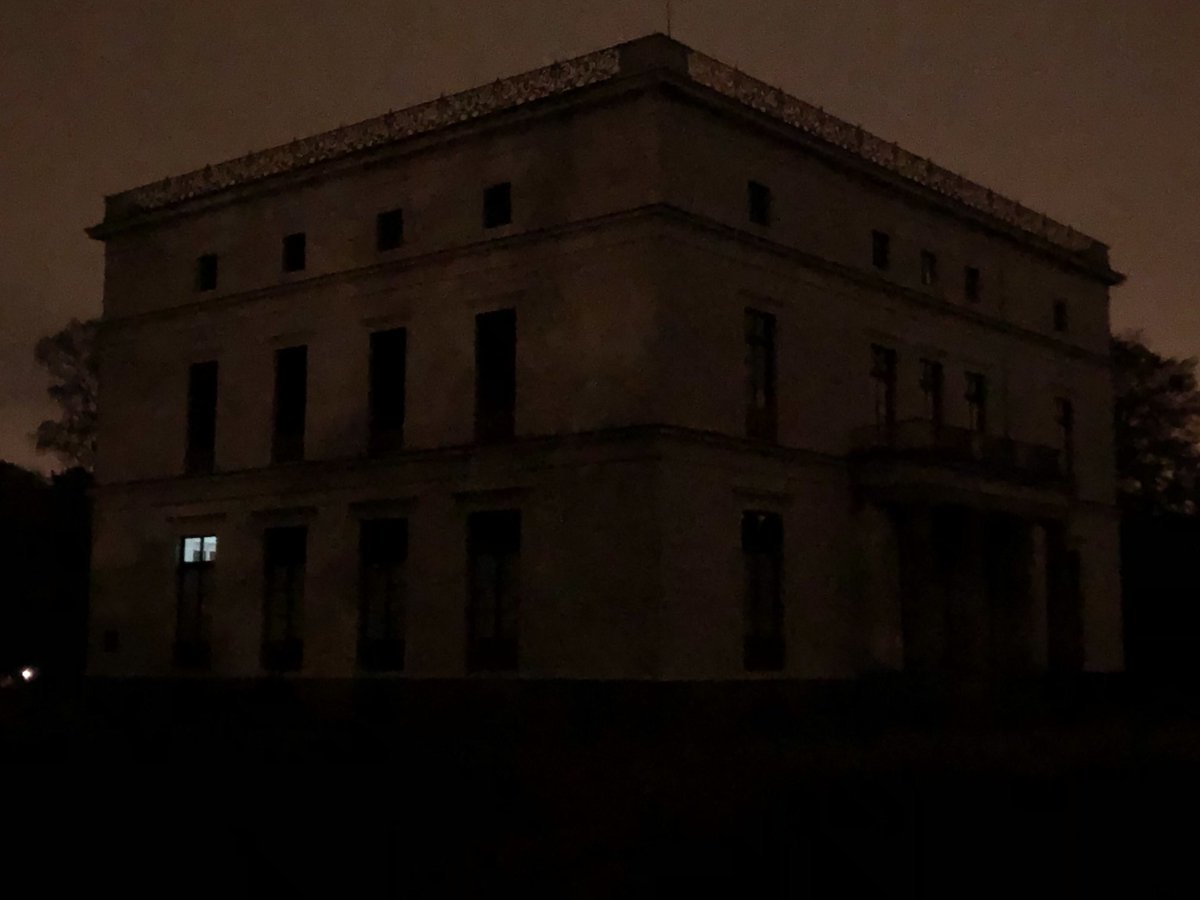 mike_leder's tweet photo. #JenischHaus du magst ja gerne Strom sparen. Aber es tut nun wirklich überhaupt keinen Abbruch an meiner Zuneigung dir gegenüber. Du magst mich unsortiert sehen, aber dennoch auch in tiefer Liebe verbunden. Chapeau, altes Haus! https://t.co/KXFO6Elw58