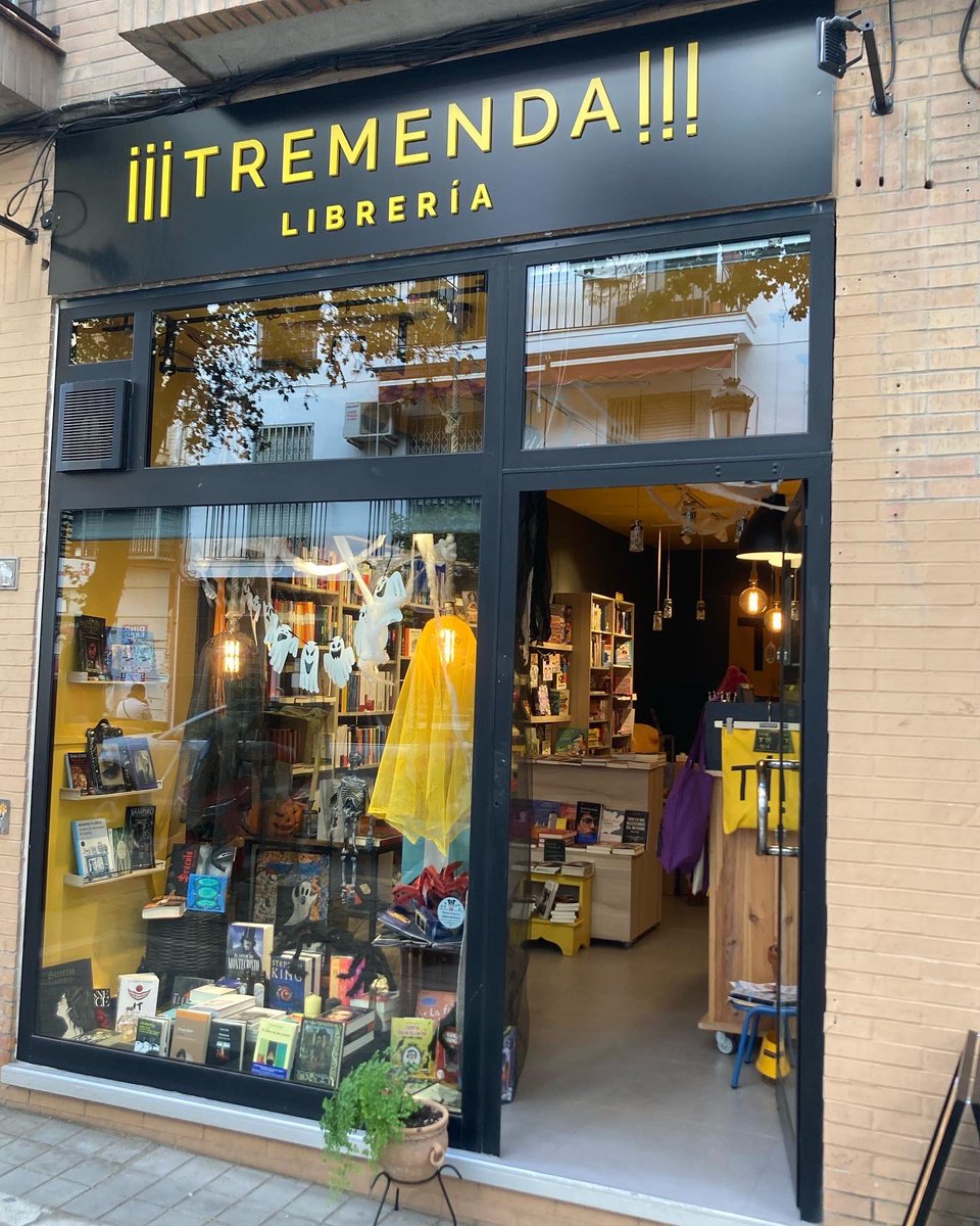 GranadaTeComo's tweet photo. Si están de paso por el Realejo no dejen de visitar Tremenda Librería!!!
Este rincón literario promueve el intercambio cultural, la lectura con títulos de editoriales poco convencionales, realizan presentaciones de libros, encuentros y tertulias

📍C Molinos,22 
#Granada https://t.co/pwNRASvmqs