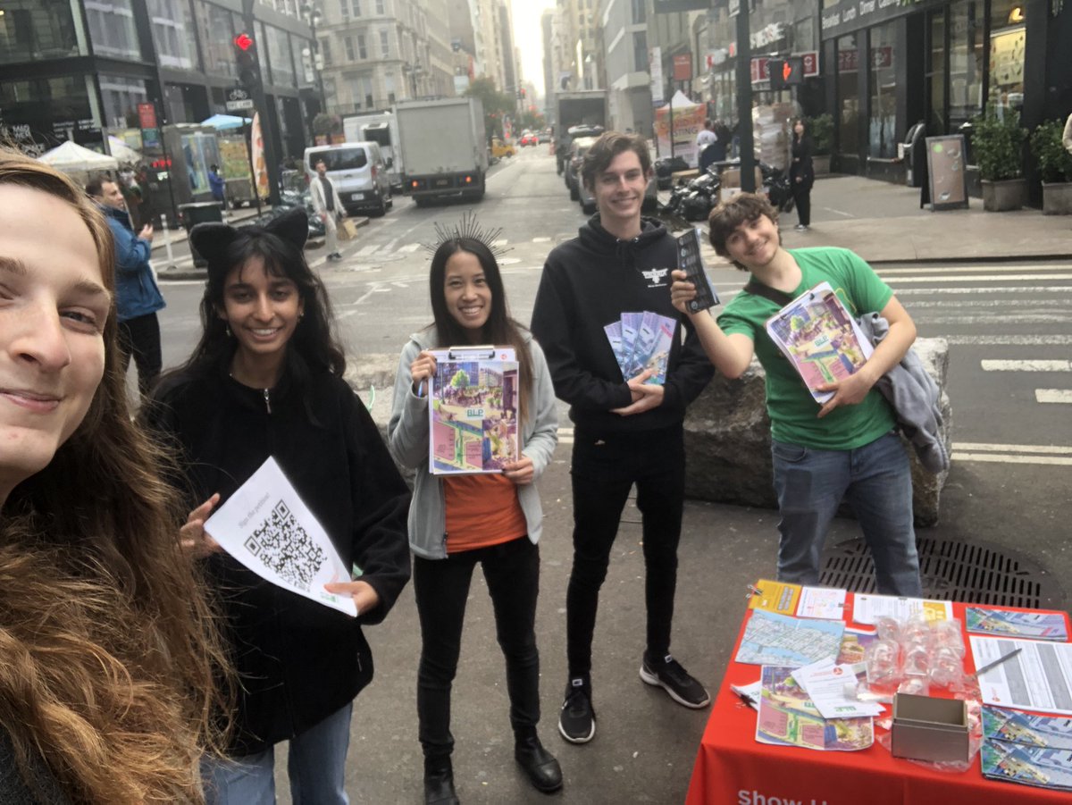 Out getting signatures for our BLiP petition with a crew of <a href="/TransAlt/">Transportation Alternatives</a> field ambassadors! We’re showing there’s nothing spooky about a linear park!