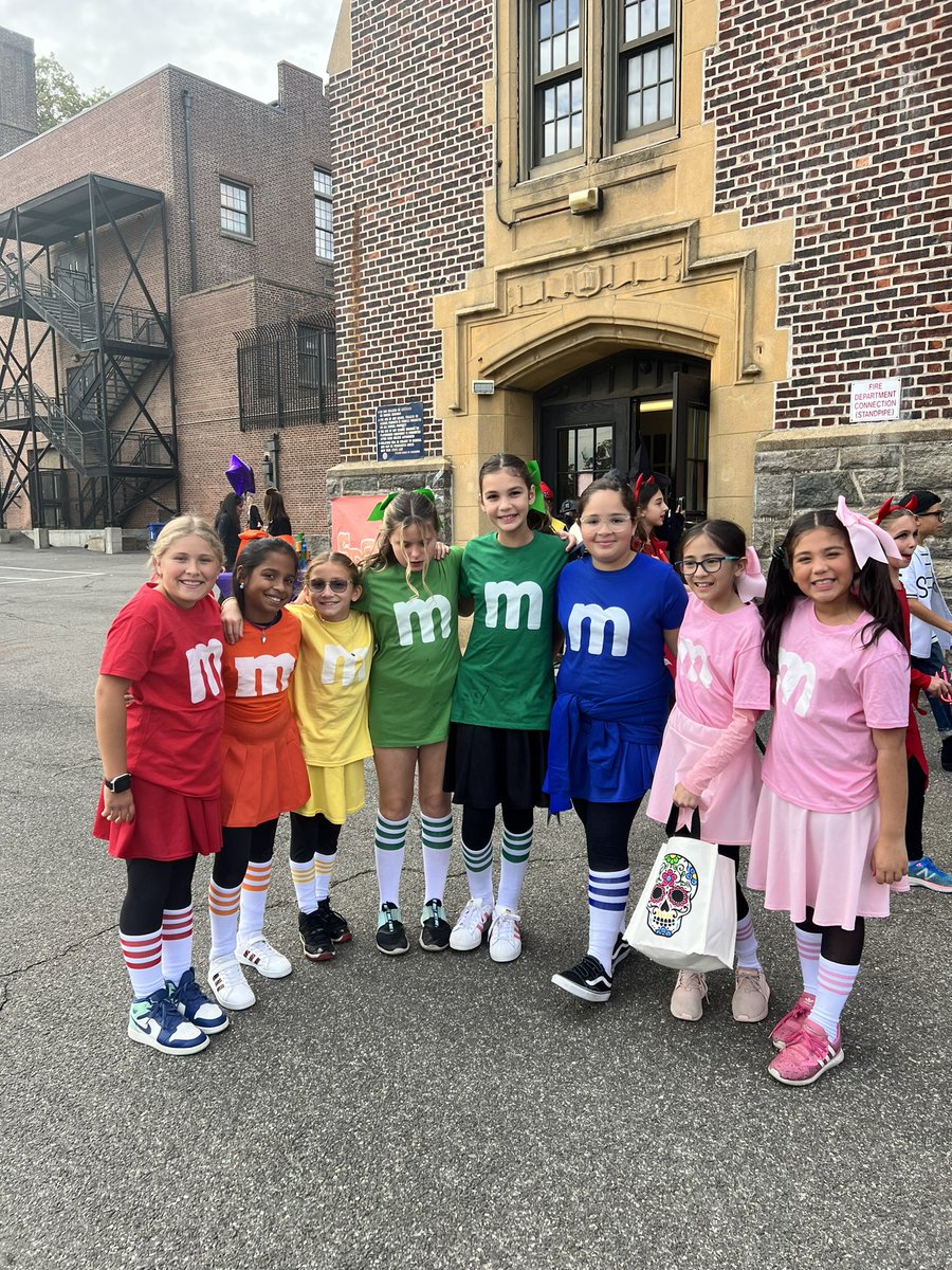 ProspectHill17's tweet photo. Happy Halloween from @ProspectHill17 Great to see our families at the parade today @PelhamSchoolsNY https://t.co/8Jsv1ZTZwx