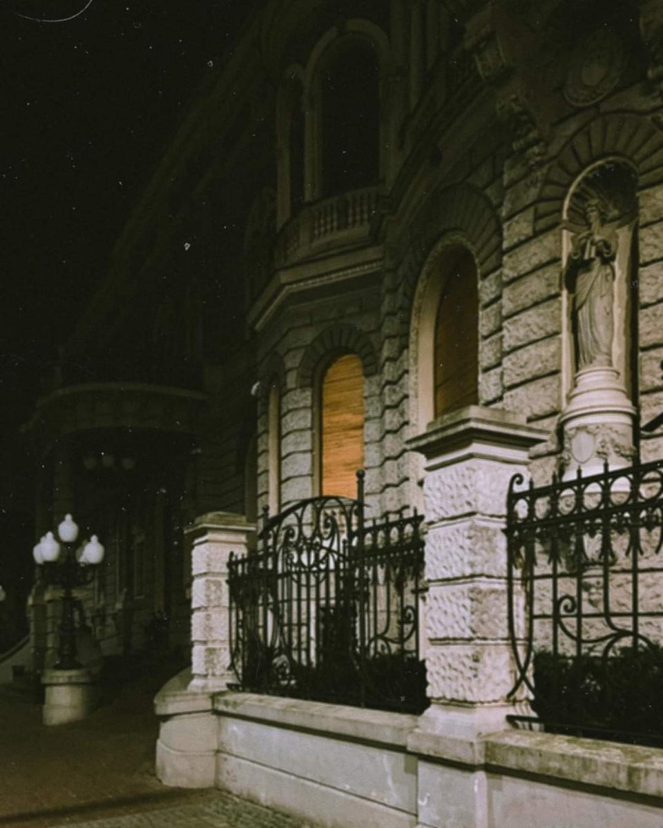 W tym pałacu, w 1925 roku, zastrzelił się Jerzy Poznański - syn Karola, wnuk Izraela. Nieszczęśliwa miłość, mezalians i bezsilność wobec woli rodziców doprowadziły do tragedii. Co rok, w rocznicę śmierci, w Pałacu dzwoni telefon. Gdy ktoś podnosi słuchawkę - połączenie się urywa.