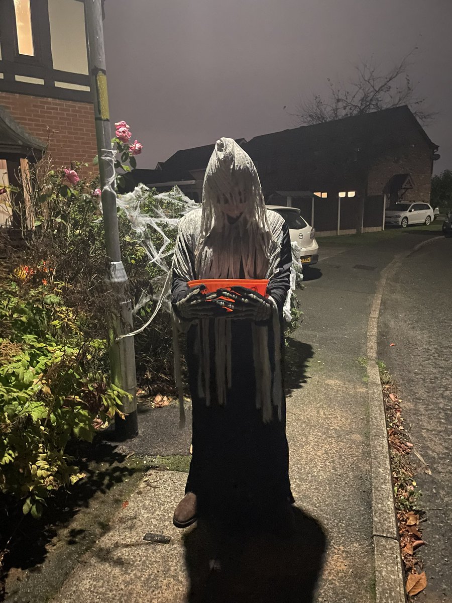 HarkinKath's tweet photo. When your normal projector ghosts window display doesn’t work 🥺 so you walk up and down the street like this instead 👻👻👻😈😈😈😈 #gettingstepsin https://t.co/6cdbxBoiHE