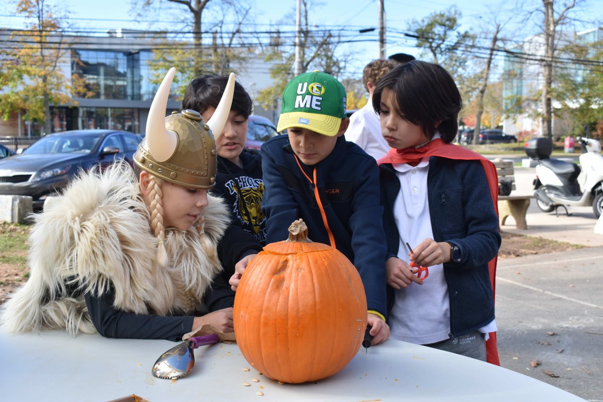 halifaxgrammar's tweet photo. We sure know how to have fun at π. From costume competitions to pumpkin carving to watching movies to dancing with abandonment, fun was had by all ages!
#halifaxgrammar #onegrammar #halloweenfun #halloween2022 #community https://t.co/eOZi5Xi1IP