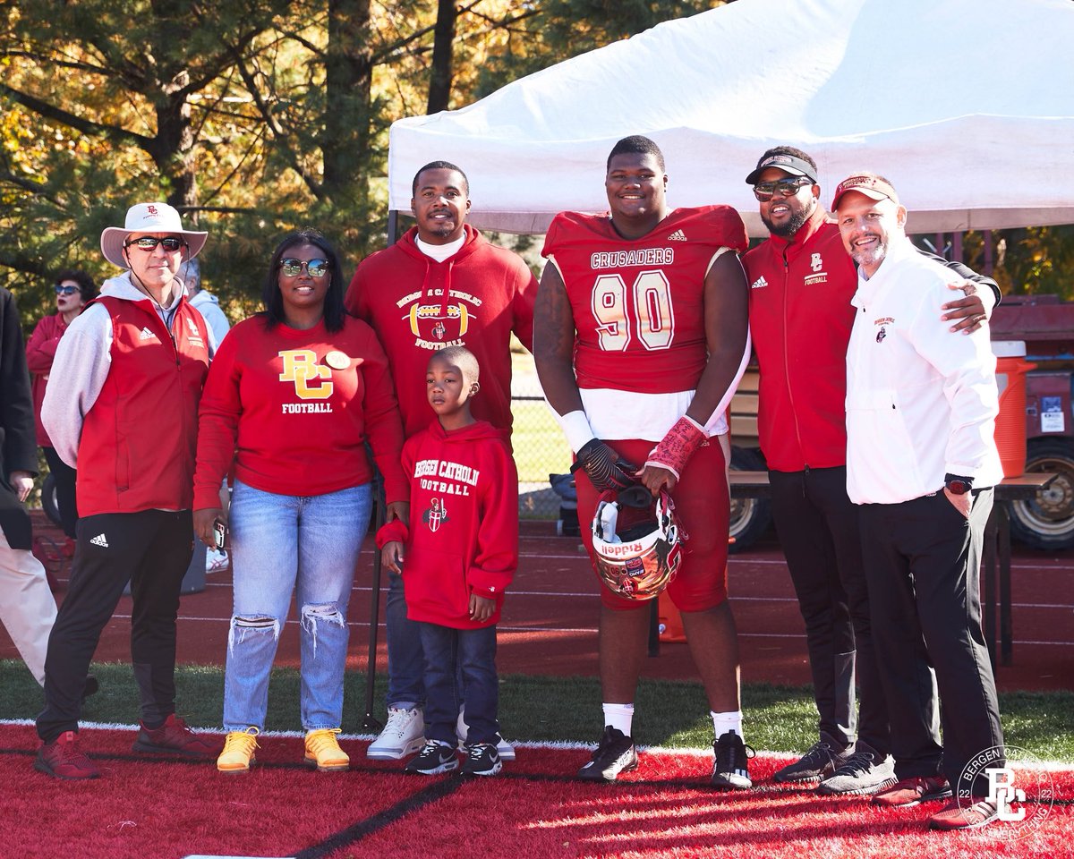 SrSydir's tweet photo. Senior day ❤️❤️❤️ #90 https://t.co/JlxDaAslFs