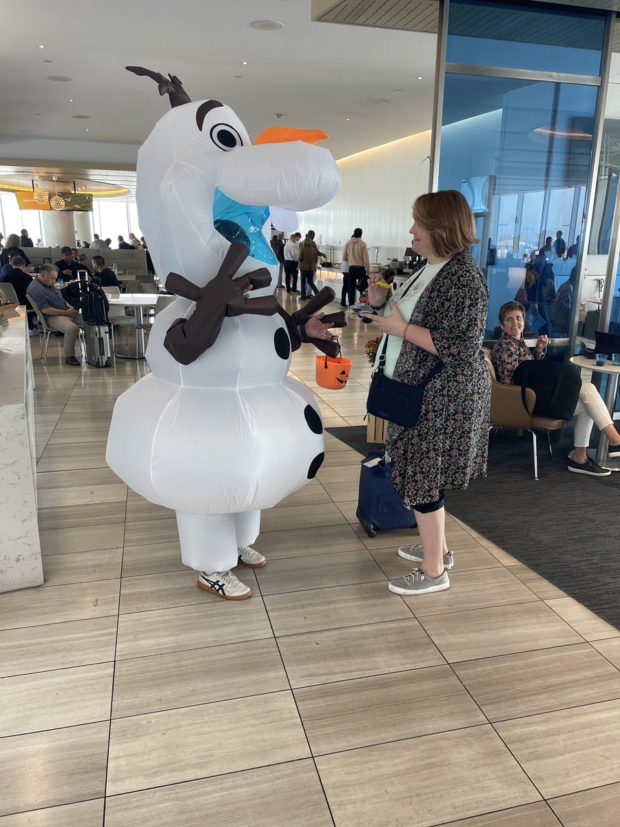 VIP visitor @flyLAXairport #United club in LAX everyone is getting in on the fun ✈️ @Tobyatunited @jacquikey @Aaron_McMillan @KevinMortimer29 @mcgrath_jonna @alexanderdorow @Glennhdaniels