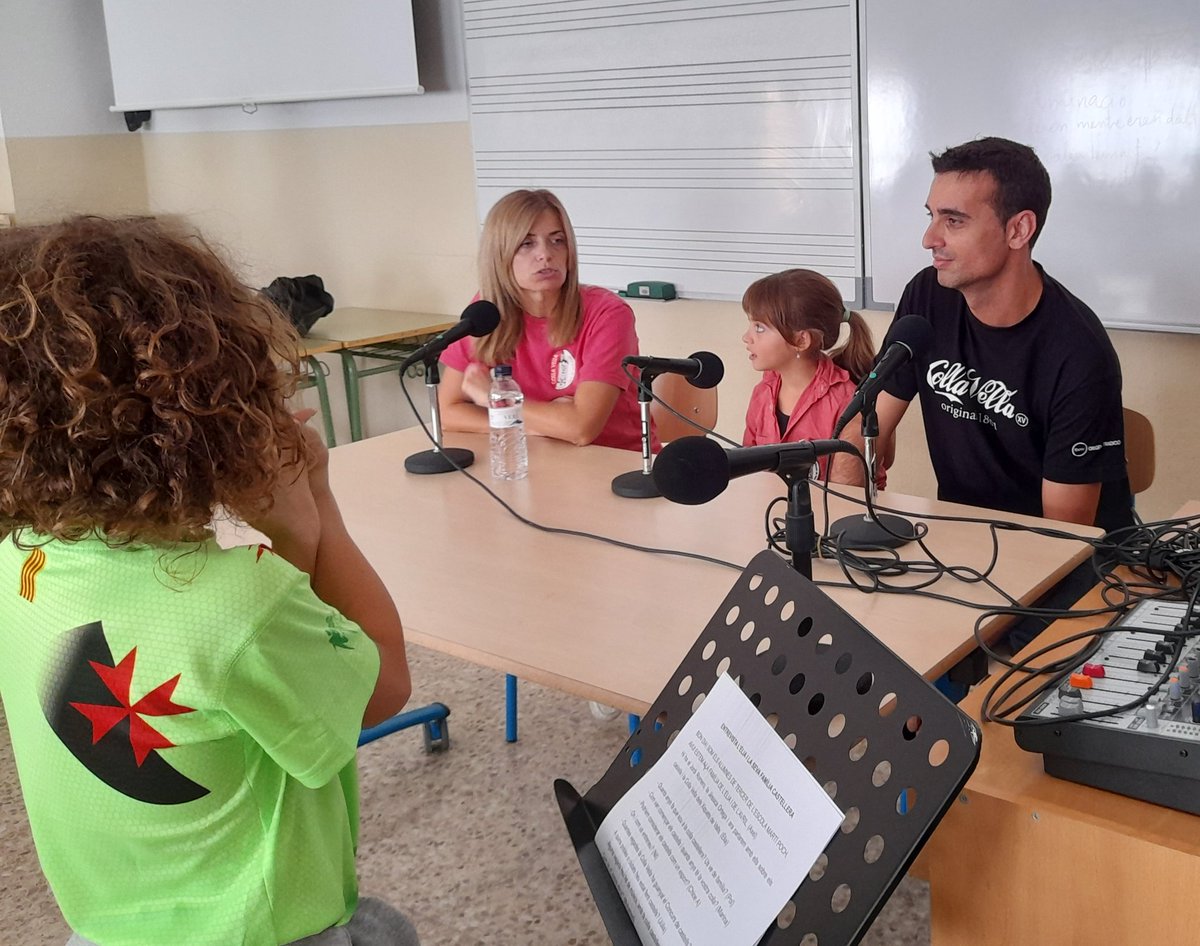 Castells a l'escola

Avui us deixem les entrevistes que els alumnes de tercer i quart han fet a l'Avril, l'Èlia, el Jordi i la Jèssica, una família castellera de la Colla Vella dels Xiquets de Valls.
<a href="/pitu1960/">Pitu 🎗</a>
<a href="/EsplugaFMRadio/">EFMR.cat Conca de Barberà</a>

empradio.blogspot.com/2022/10/castel…