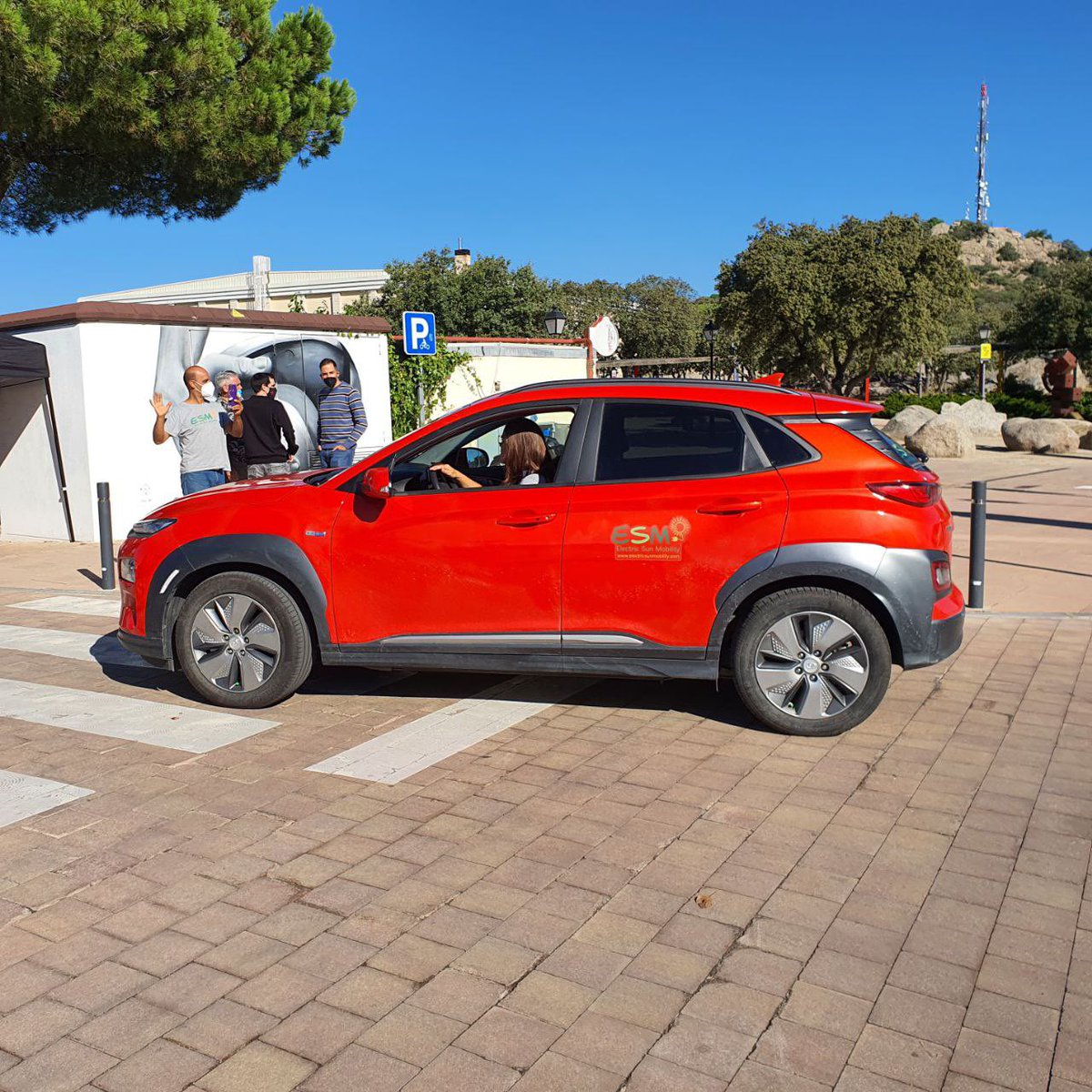 gonez_de's tweet image. HYUNDAY KONA ELÉCTRICO 5220 KSN, me lo han robado en las inmediaciones del METRO DE BARAJAS EN MADRID, por si podéis mantener un ojo avizor y tengo suerte. Muchas gracias