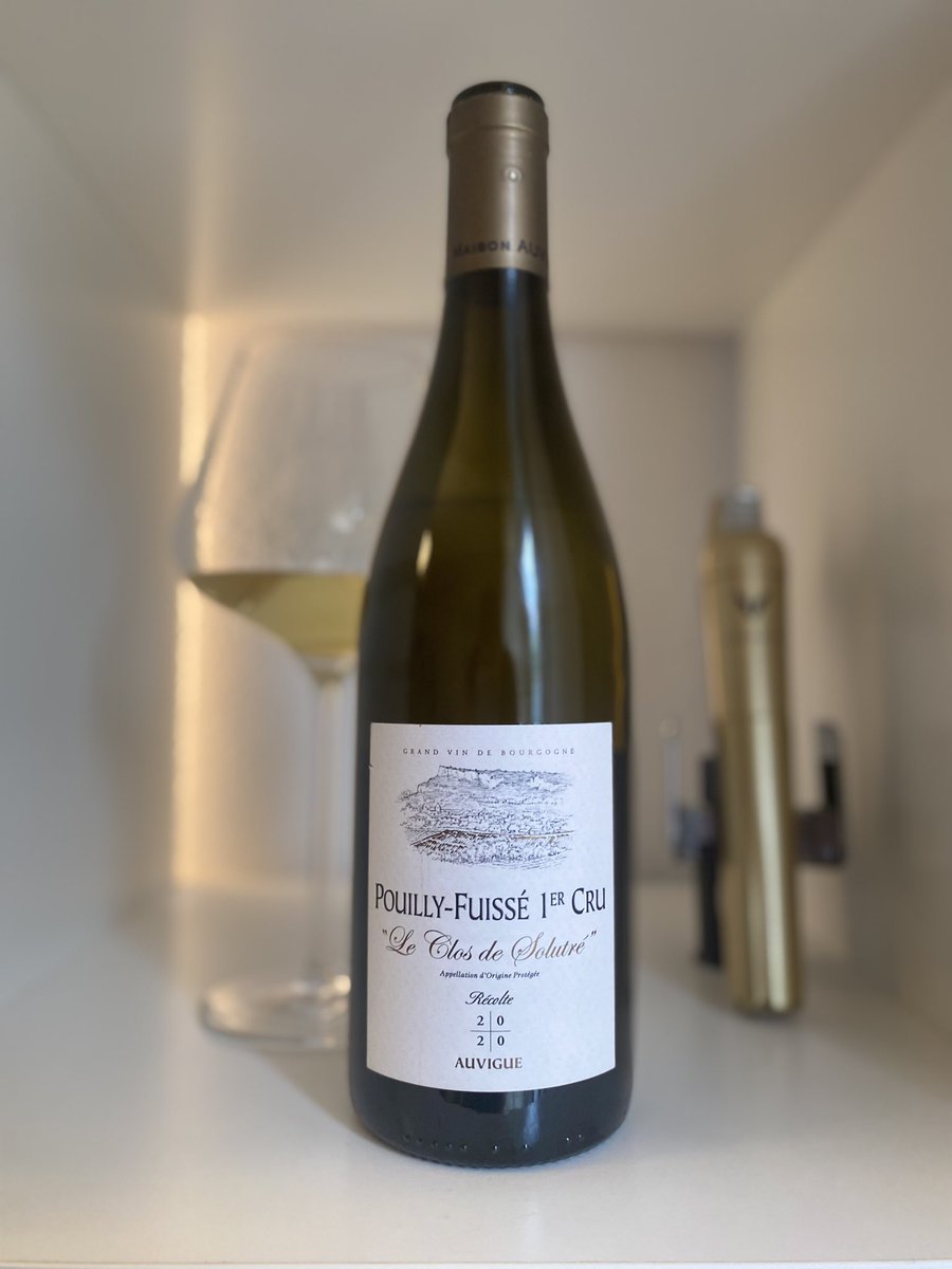 New age for Pouilly Fuissé wines ! In 2020, INAO recognized 22 climates as Premier Cru, representing 194 hectares of the appellation Pouilly-Fuissé. They are recognized by their notoriety, traditions and natural characteristics. Here's 'Le Clos de Solutré'. 👇🏼