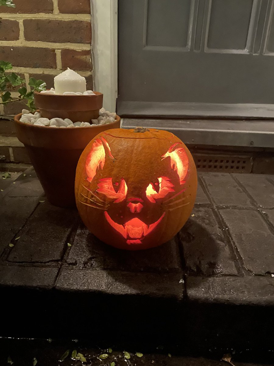 ‘Mummy’ cakes for the teams @KingstonHospNHS and a pumpkin for the trick and treaters ! Happy Halloween 🎃👻