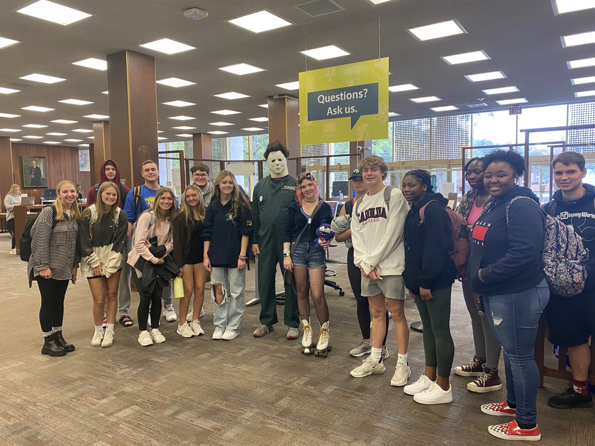 UofSC_TCoop's tweet image. Creepin' it real this Halloween - this @U101SC class got a spooktacular tour of @UofSClibraries from our very own FYE Librarian, Michael Myers 😉
🎃Happy Halloween, Gamecocks!🎃