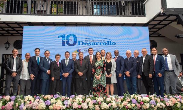 petrogustavo's tweet photo. Con los alcades y alcaldesas de las capitales de Colombia, en los 10 años de asocapitales, asociacion que fundé desde mi alcaldía de Bogotá.

Hablé de la emergencia climática el hambre y el nuevo urbanismo y la movilidad eléctrica que debemos alcanzar https://t.co/x8wOSTXDpt