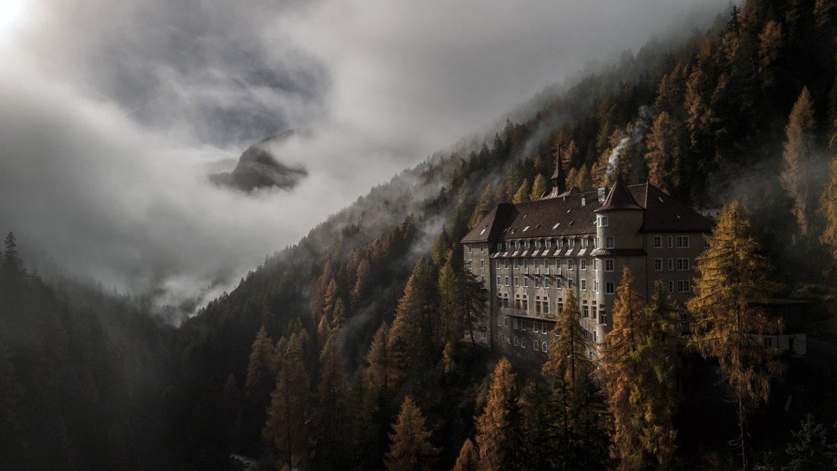 Kennt ihr das Spukhotel Val Sinestra in <a href="/ScuolSamnaun/">EngadinSamnaunValMüstair</a>?  Man sagt, ein untoter Belgier treibe da seit vielen Jahren sein Unwesen. Ob man's glaubt oder nicht, bleibt jedem selber überlassen. Wir finden, ein bisschen Gruseln kann nicht schaden, und wünschen: Happy Halloween 🦇