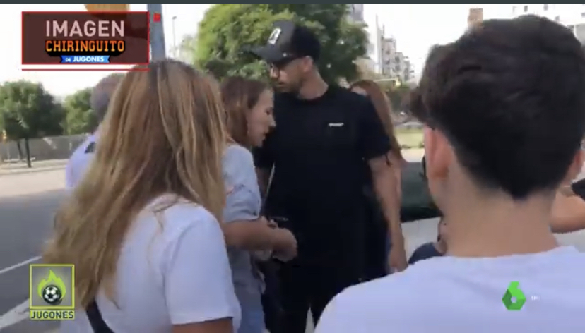 BarcaUniversal's tweet photo. Ronald Araujo was giving some autographs to the fans as he was driving before getting into the Ciudad Deportiva today. He accidentally ran over a woman, crushing her foot with the car's wheel. Araujo immediately got out of the car to attend to the woman.

— @elchiringuitotv https://t.co/AKxRV4tUEZ