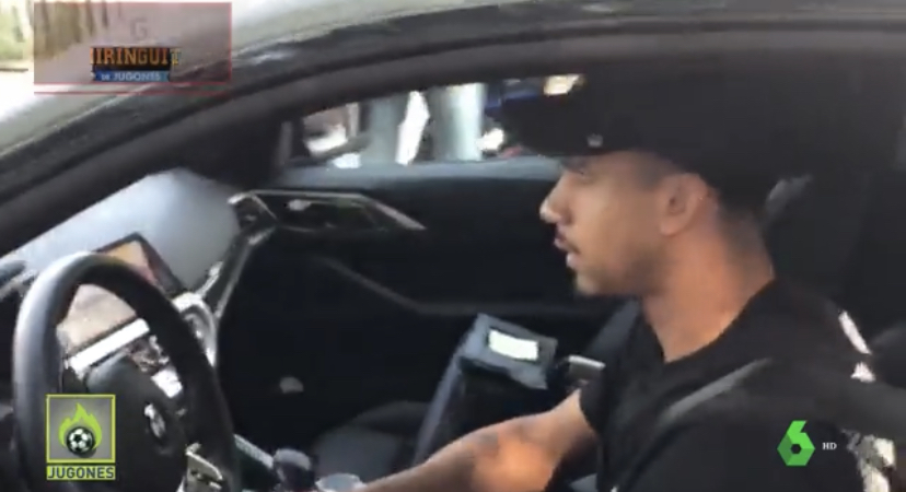 BarcaUniversal's tweet photo. Ronald Araujo was giving some autographs to the fans as he was driving before getting into the Ciudad Deportiva today. He accidentally ran over a woman, crushing her foot with the car's wheel. Araujo immediately got out of the car to attend to the woman.

— @elchiringuitotv https://t.co/AKxRV4tUEZ