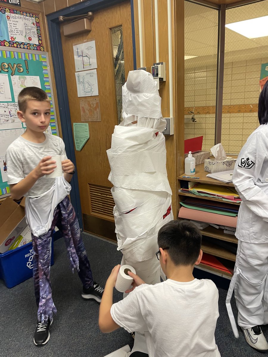 Thanks to the ⁦<a href="/wbggpta/">WBGGPTA</a>⁩ for supporting an awesome celebration! ⁦<a href="/GlenGroveSchool/">GlenGroveSchool</a>⁩ #weareD34