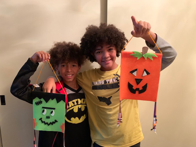 FamilyGuidance's tweet photo. Happy HalloOoooweeeen!🎃

#Mentees #Mentoring #Crafts #Halloween https://t.co/MtAm020tcx