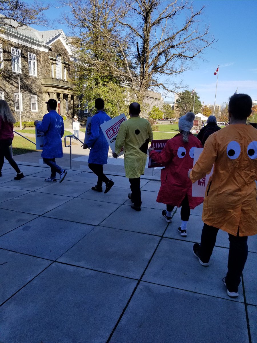 The <a href="/ConceptsChemDal/">First-Year Chem@Dal</a> Lab Team usually turns the entire laboratory into a PacMan Game Board for Halloween...today we did some PacMan Picketing with @CUPE3912  instead! #solidarity #DalStrike