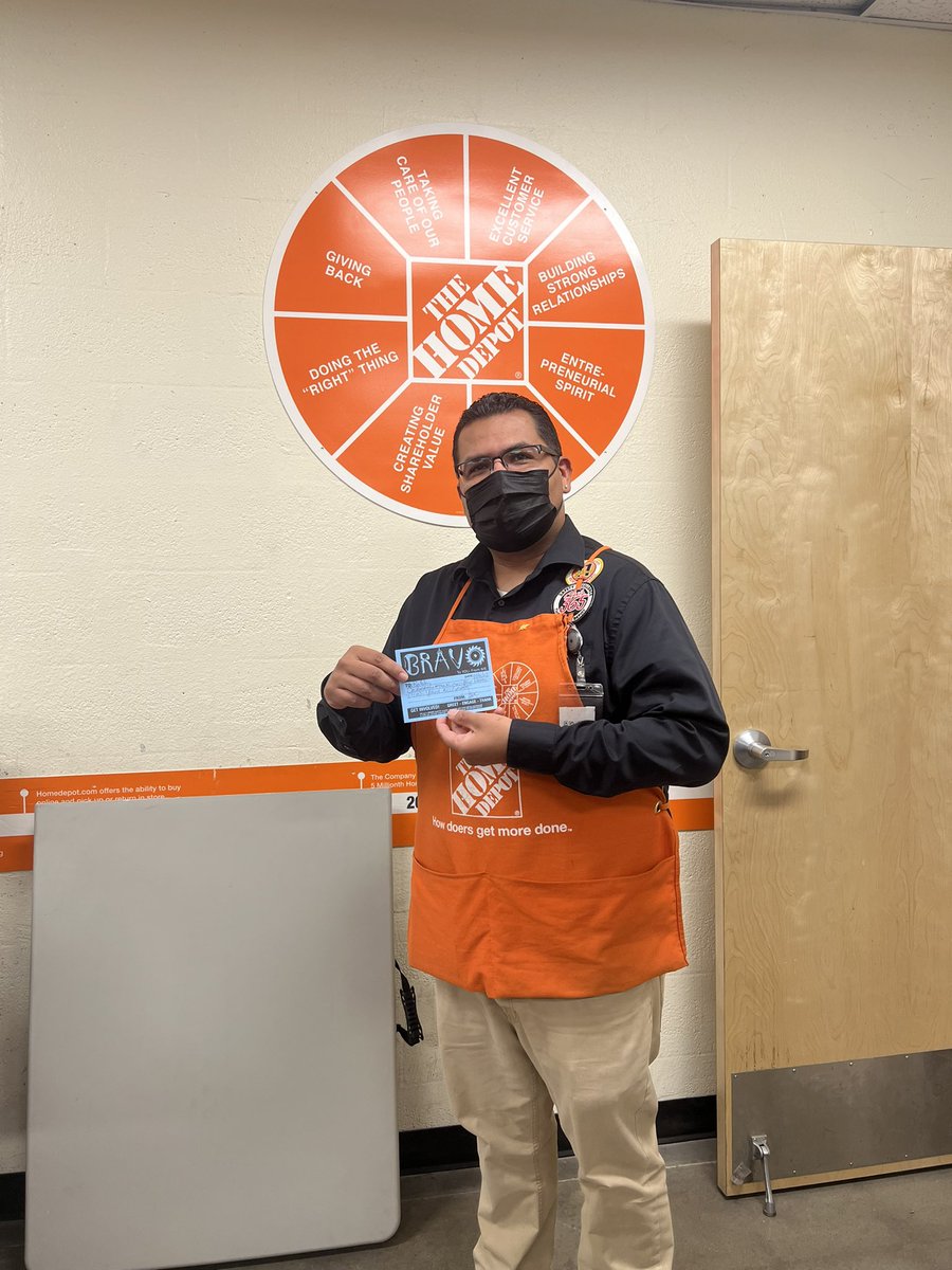 HDjosh_'s tweet photo. A bitter sweet day at 0522, congrats Bobby the new SASM at 3505 and congrats Ernie the new night ops at 8523!!! @THDErnieR @BHD522 https://t.co/ssyRx6LeU6