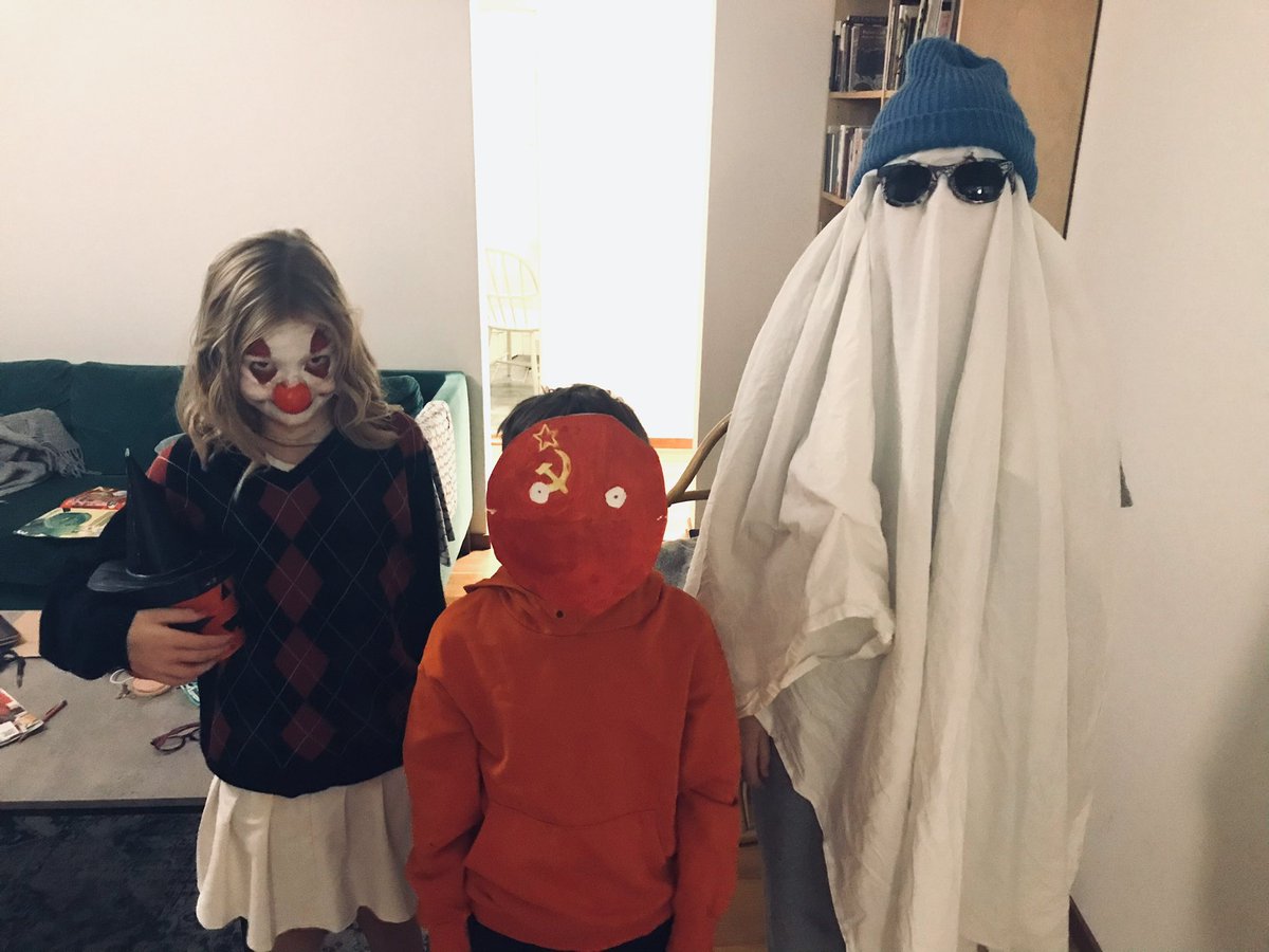 Min systerson är utklädd till Sovjetunionen 😍