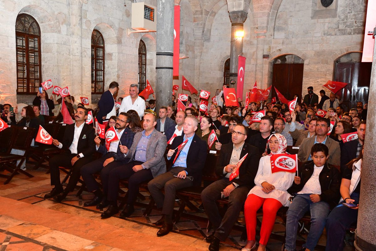 FlaneurHaber's tweet photo. Gaziantep'te Cumhuriyet resitali▶https://t.co/LwnACD0T1y #Gaziantep #bayram #CumhuriyetBayramımız #haber #sondakikahaber @r https://t.co/KVW9oPzQvh