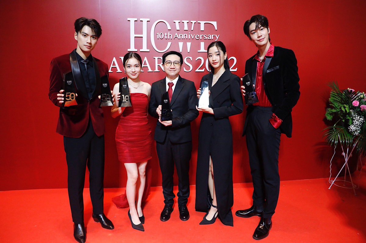 GMMTV's tweet image. “GMMTV” สุดปัง!!! คว้า 6 รางวัลจาก “HOWE AWARDS 2022” 

🔸HOWE The 50 influential people 2022
-พี่ถา-สถาพร
-โอม-ภวัต
-นนน-กรภัทร์

🔸HOWE SHINING ACTOR AWARD
- ดิว-จิรวรรตน์

#HOWEAWARDS2022
#GMMTV